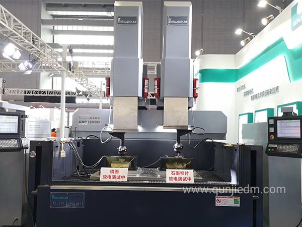 Ⱥ��ţ�^ʽ�p���S��(sh��)�ػ𻨙C(j��) CNC 1680D �����M(j��n)���R���늼ӹ���ʯīխƬ��늼ӹ���ʾ