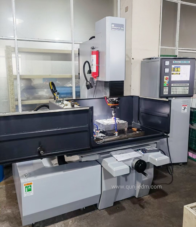 群基火花機CJ345 正在進行模具加工